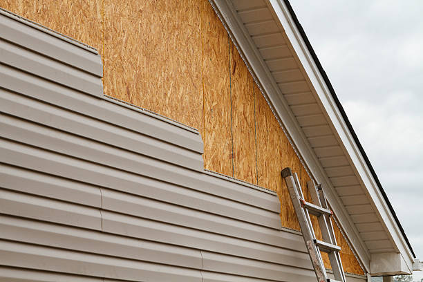 Professional Siding Installation technician working in Tennessee, TN